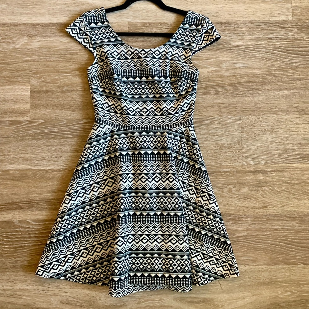 Cute stretchy black & white dress